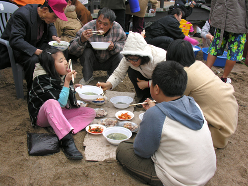 새해 첫날 백사장에서 먹는 몸국이 맛있습니다. 